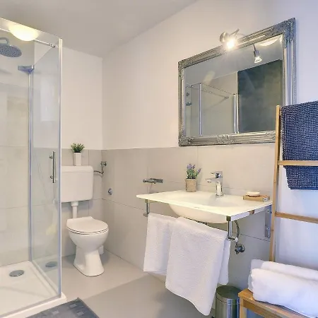 House In Li Njan With Private Pool بيت للعطل *