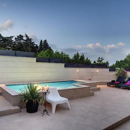 House In Li Njan With Private Pool بيت للعطل *