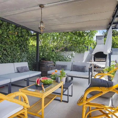 House In Li Njan With Private Pool بيت للعطل *