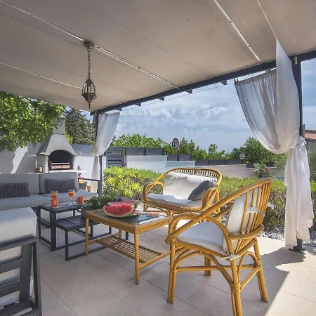 House In Li Njan With Private Pool بيت للعطل Ližnjan
